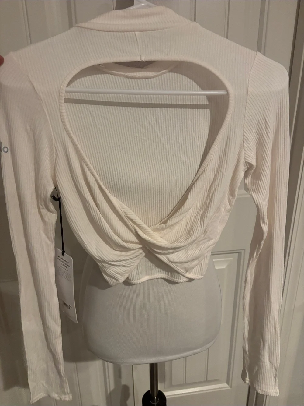 ALO Yoga Ivory Ribbed crop premier long sleeve Mock Neck Top - Picture 4 of 5